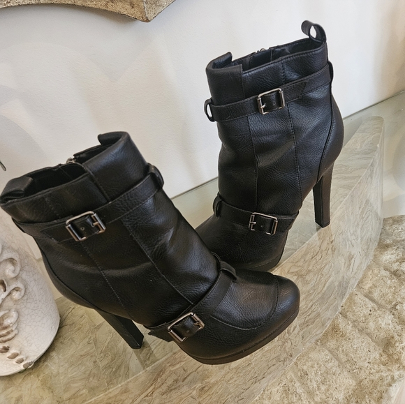 Vera Wang Elegant Black Buckle Heeled Boots - Picture 4 of 7